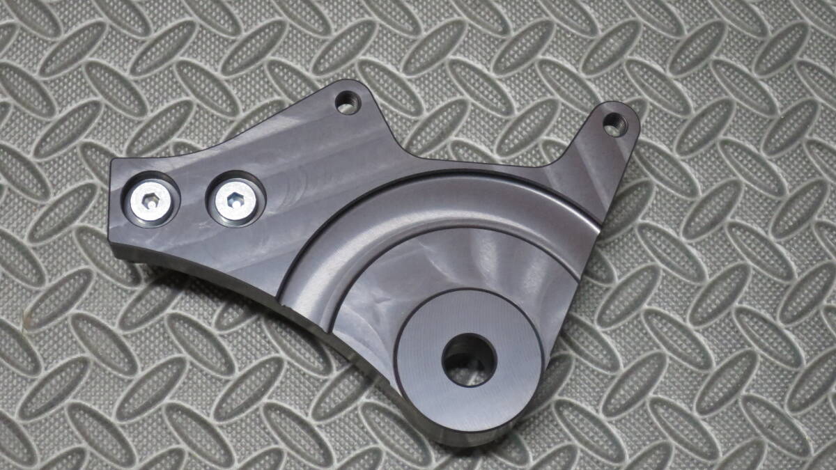 R1-Z　TZR250(1KT)　ブレンボ2Pカニキャリパーサポート　黒アルマイト　TDR250(2YK)　RZ250R(3HM)にも