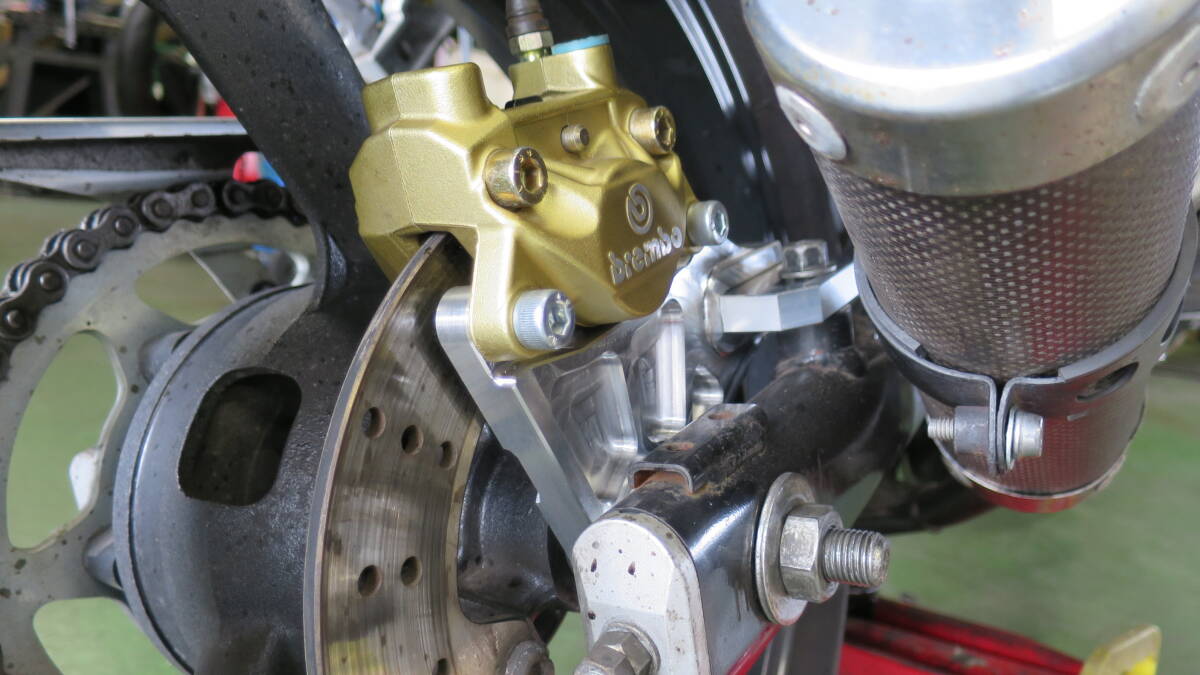 R1-Z　TZR250(1KT)　ブレンボ2Pカニキャリパーサポート　黒アルマイト　TDR250(2YK)　RZ250R(3HM)にも