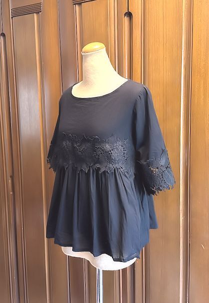 最終価格★フラワーレース・コットン・ギャザーフレア・ブラウス・ブラック・Mサイズ★美品_画像2