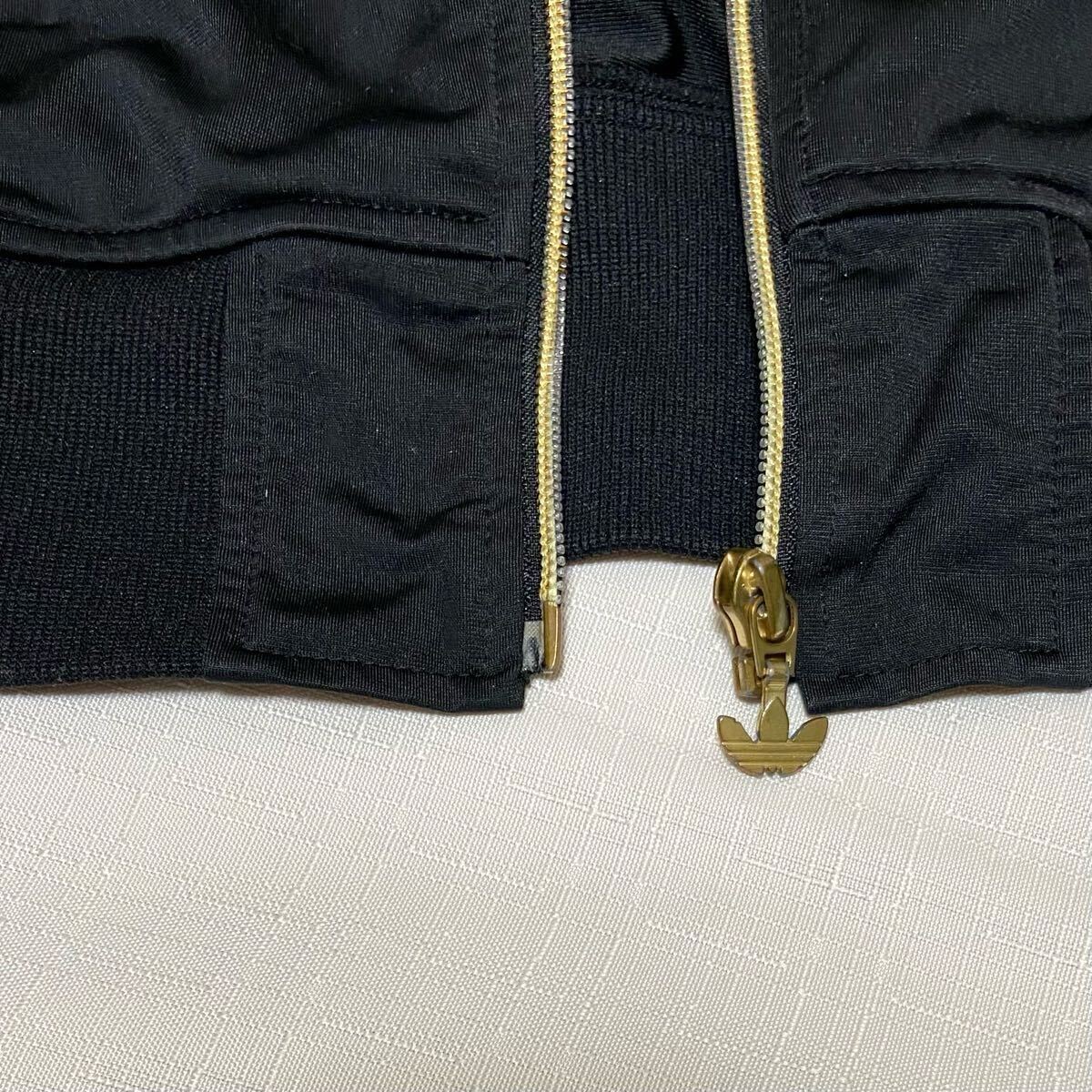 ジッパーの付け根に小さなカケがあります。