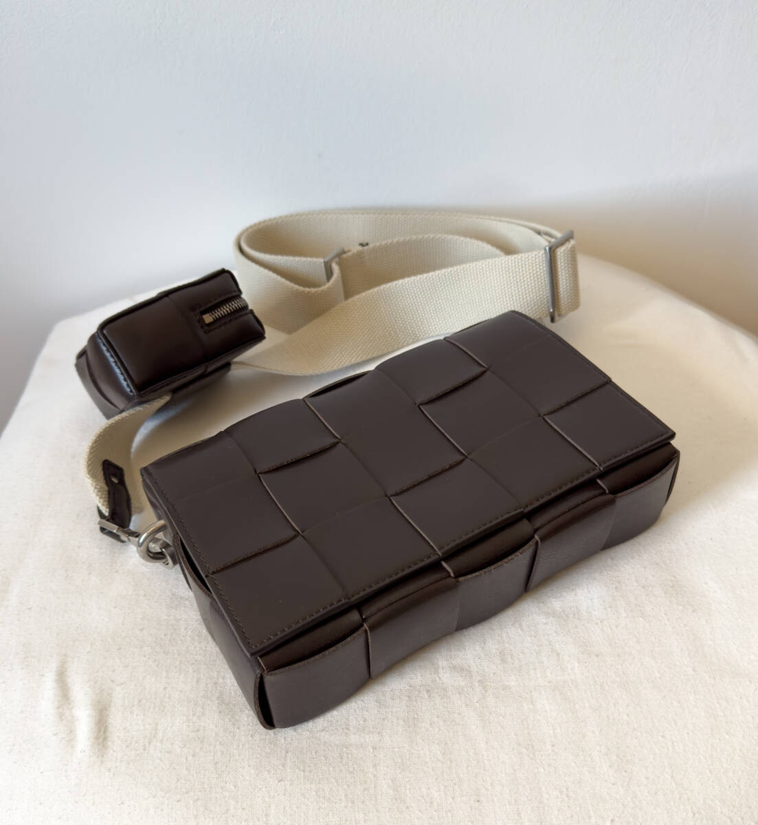 新品 ボッテガヴェネタ バーサタイル ストラップ カセット クロスボディバッグ イタリア制 Fondant/natural