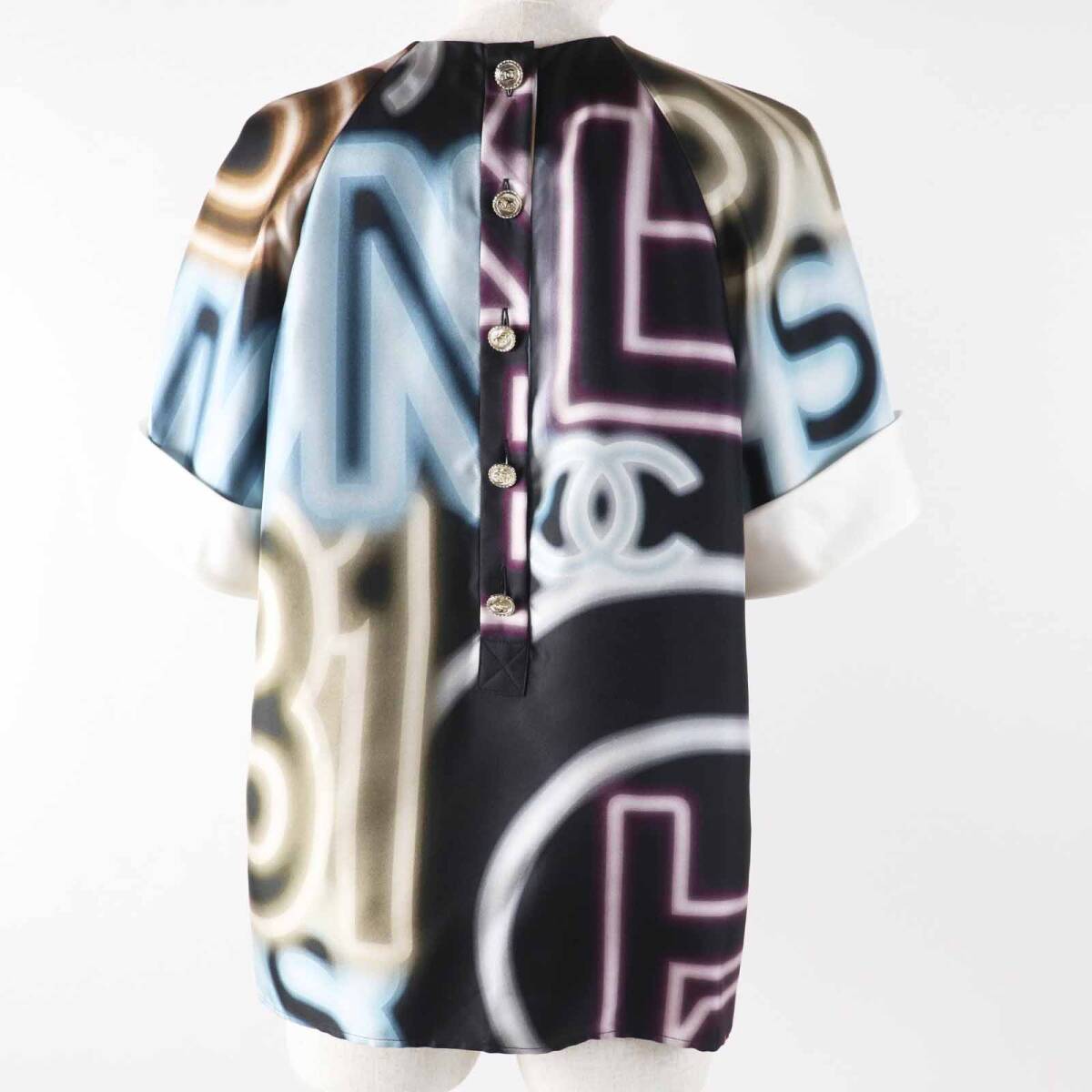 極美品◎CHANEL シャネル P70594 シルク100％ ココマークボタン フロントロゴ ショートスリーブ トップス ネオンカラー マルチ 36 正規(guī)品