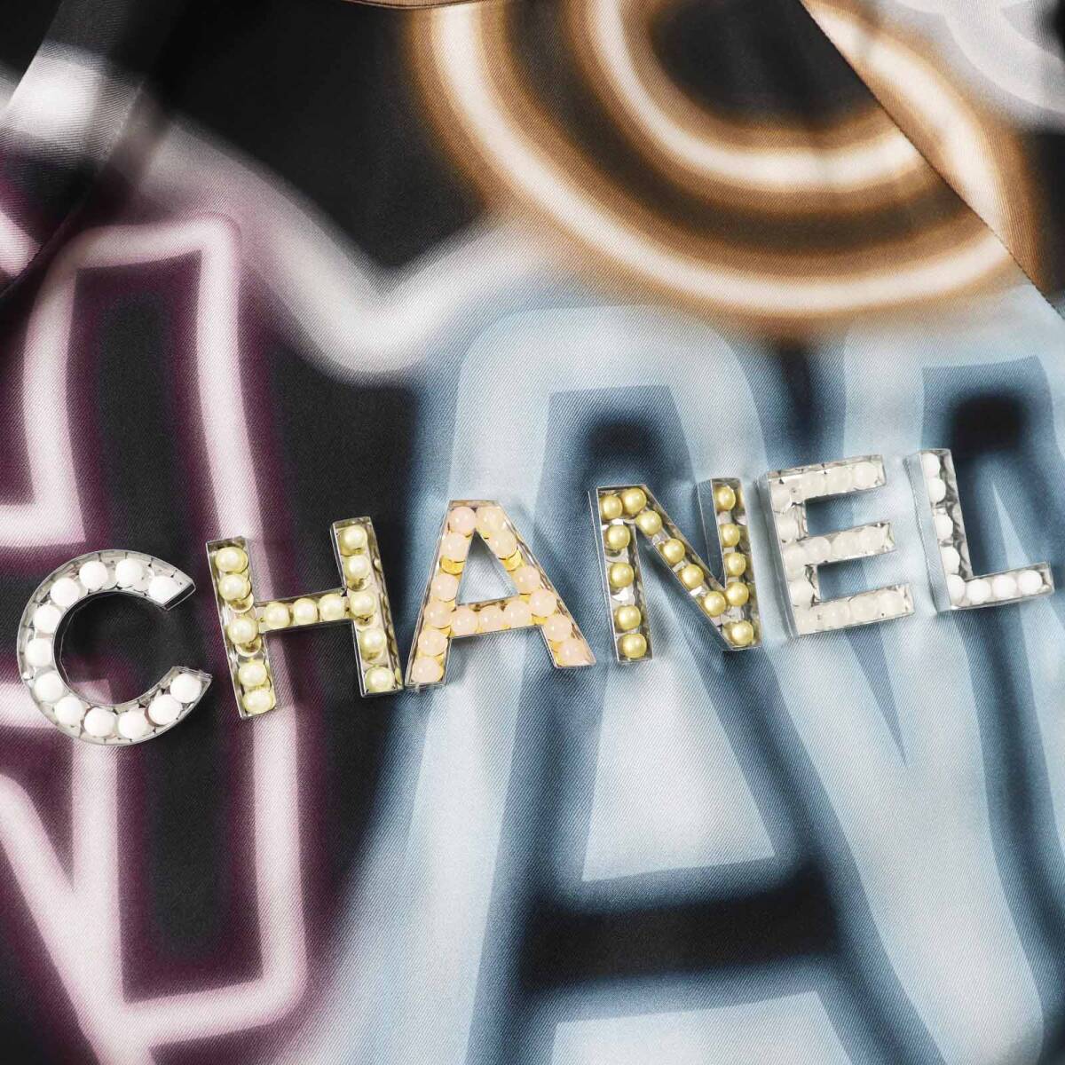 極美品◎CHANEL シャネル P70594 シルク100％ ココマークボタン フロントロゴ ショートスリーブ トップス ネオンカラー マルチ 36 正規(guī)品