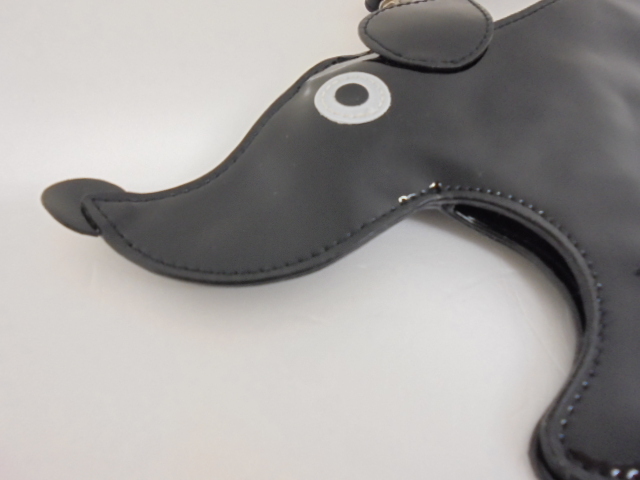 【KCM】sta-701★未使用・保管品★【drap barcelona】犬型 ミニポーチ 小物入れ 持ち手付 ブラック 約29.5×12.5cm エナメル いぬ DOG_画像2