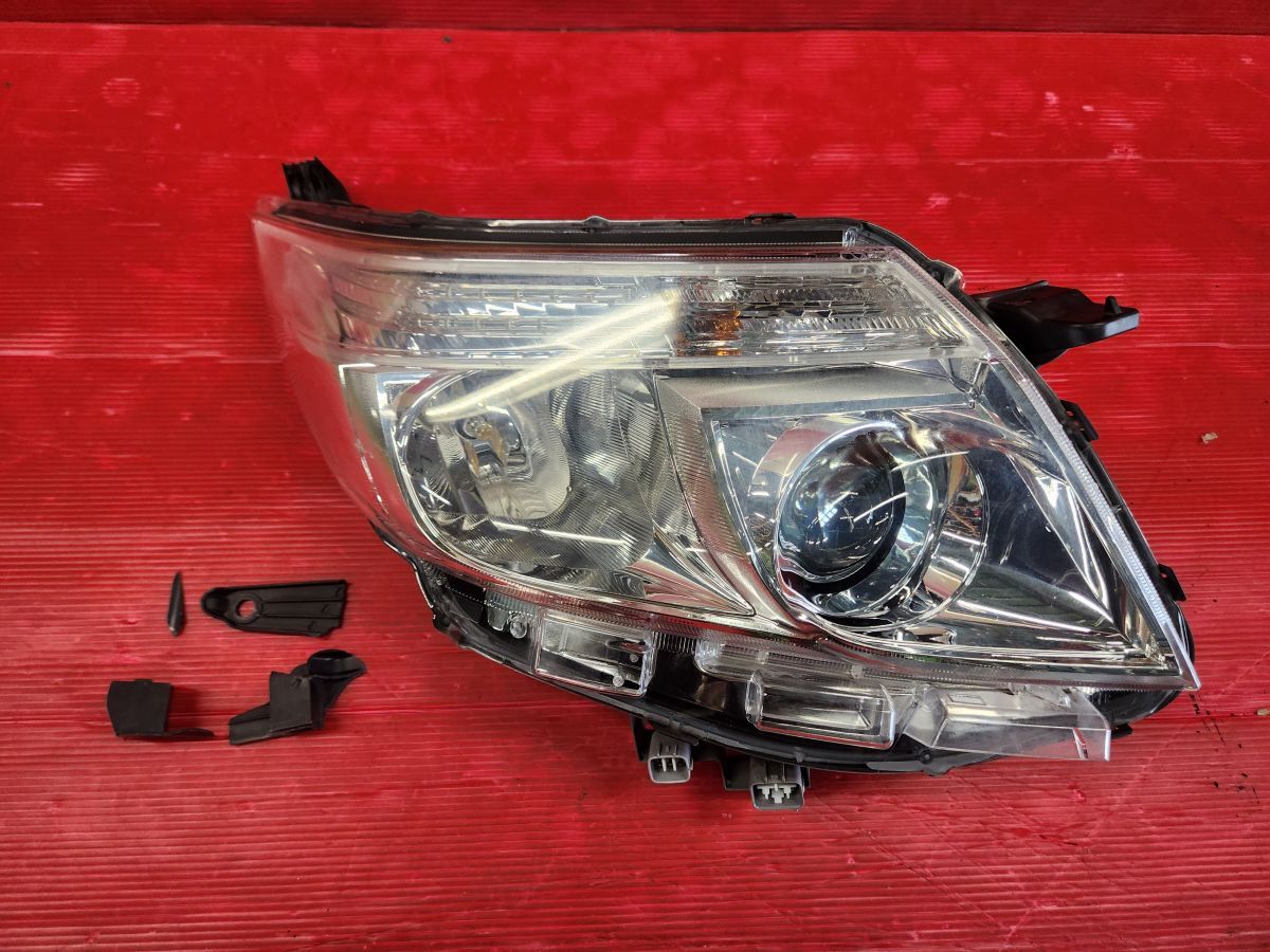 トヨタ 80 ノア ハイブリッド 前期 純正 右 LED ヘッドライト ZWR80G ジャンク品 Ichikoh 28-227 81130-28D01 81110-28D01 運転席側(cè)