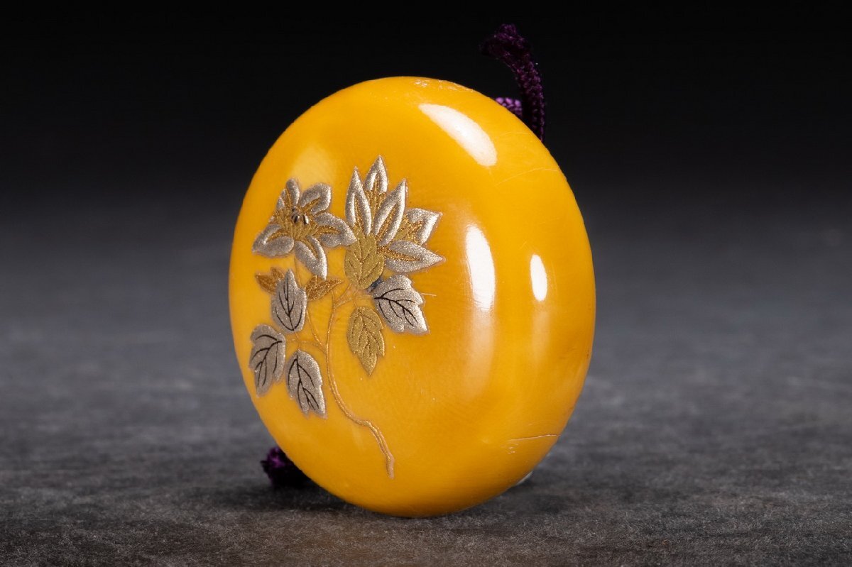 最安値 善古堂】特殊天然材 装身具 饅頭根付 花卉紋金蒔絵 特殊白材 工芸品