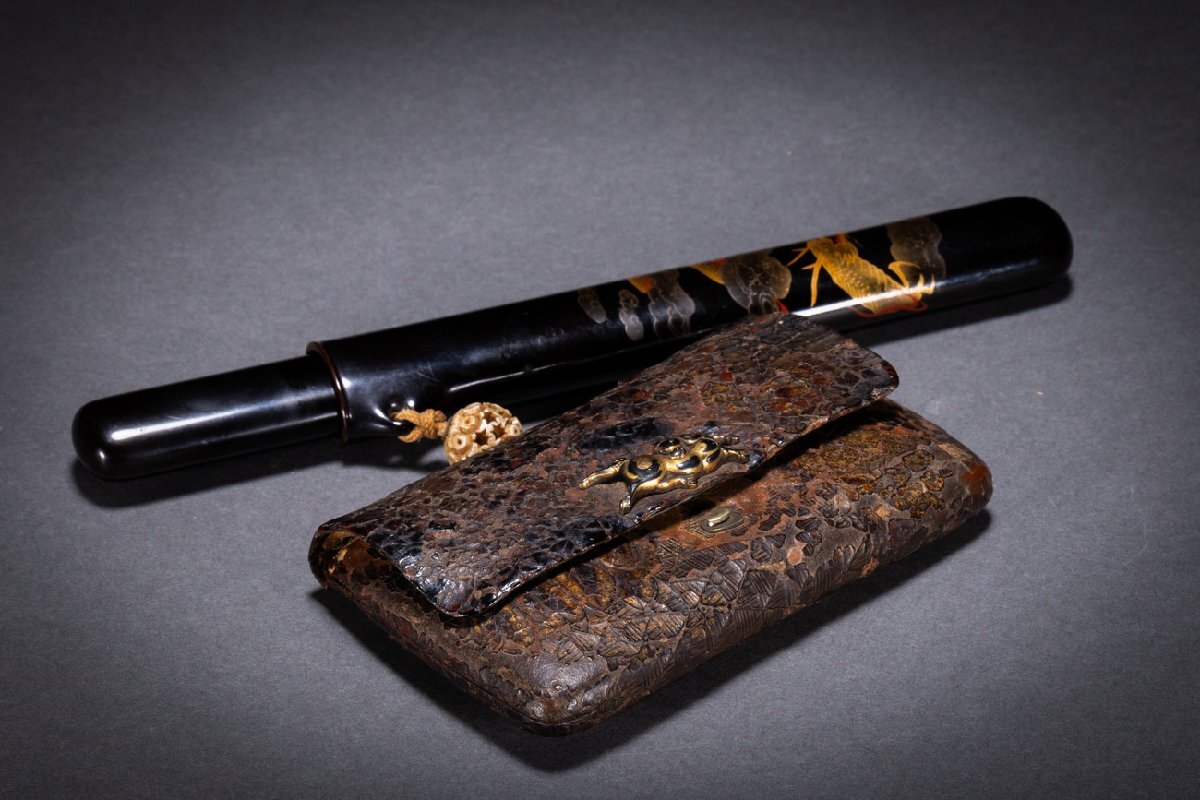 【善古堂】某収集家放出品 江戸時代 黑漆涂 云龍図金蒔絵煙管筒?金唐革煙草入 當(dāng)時物保証 古美術(shù) 骨董品73S01-94S3