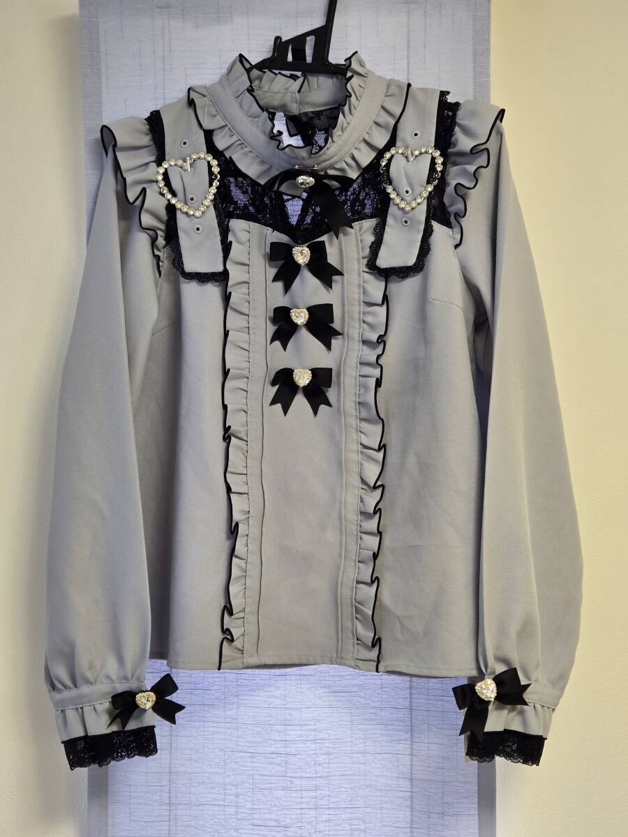 【新品】DearMyLove(ディアマイラブ) ハートベルトチョーカービジューブラウス Mサイズ ブルーグレー×ブラック　/長袖ブラウス灰色黒色