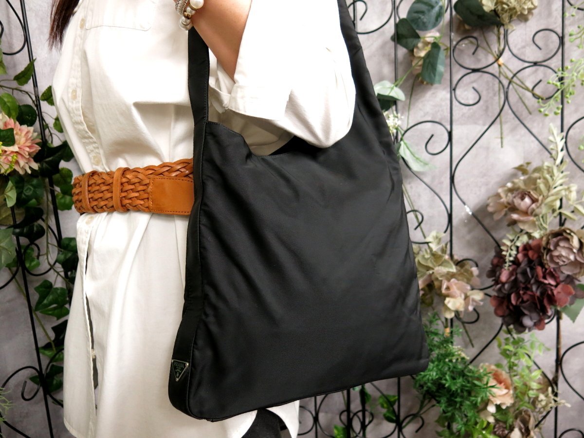 ●超美品●PRADA プラダ●三角ロゴプレート●ポコノ ナイロン●ショルダー バッグ●黒●シルバー金具●イタリア制●B5 書類 収納●Js56802