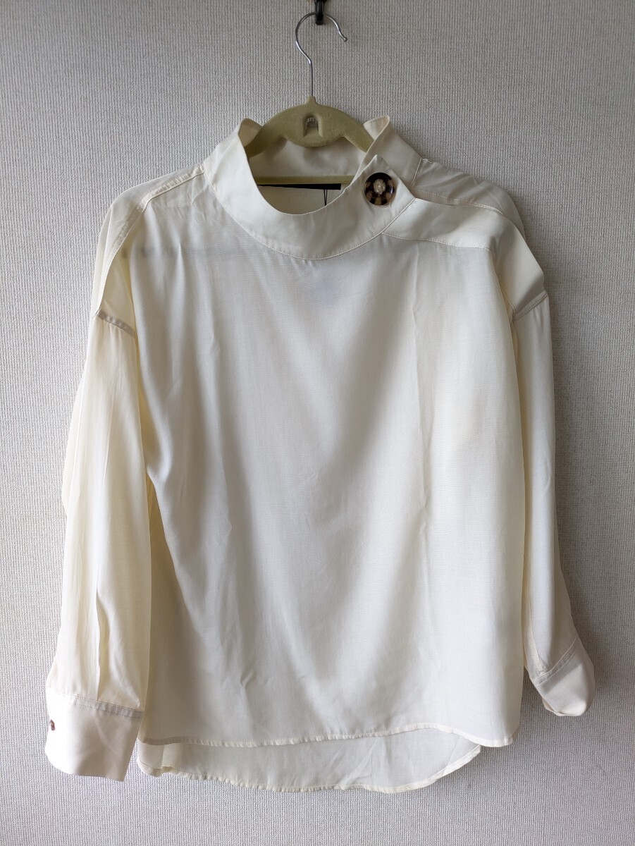 ☆KBF URBAN RESEARCH/オフホワイト・ボタン付きハイネック プルオーバーブラウス_画像1