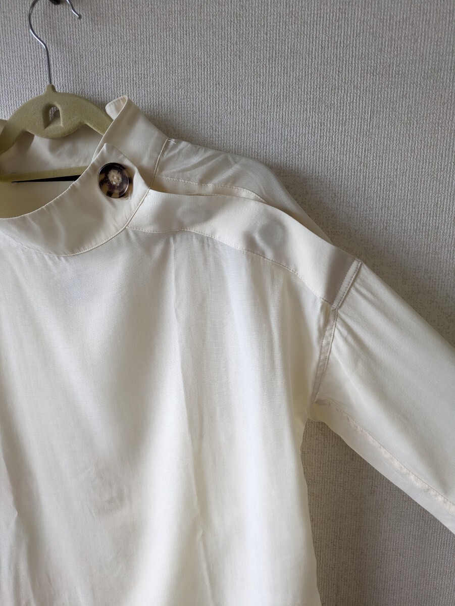 ☆KBF URBAN RESEARCH/オフホワイト・ボタン付きハイネック プルオーバーブラウス_画像2