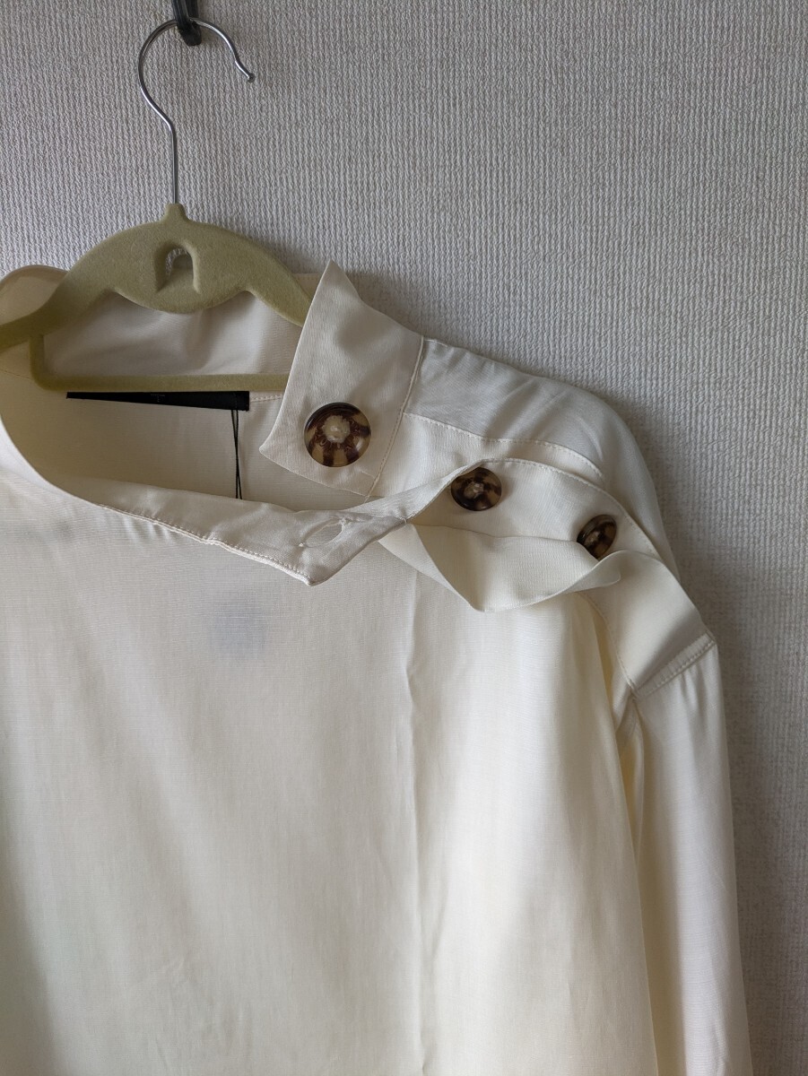 ☆KBF URBAN RESEARCH/オフホワイト・ボタン付きハイネック プルオーバーブラウス_画像3