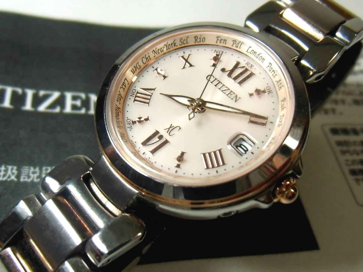 【希少★超美品】シチズンXC ハッピーフライト エコ電波時計 EC1034-59W 定価62,640円 ワールドタイム機能 文字盤 ピンク　レディース_画像1