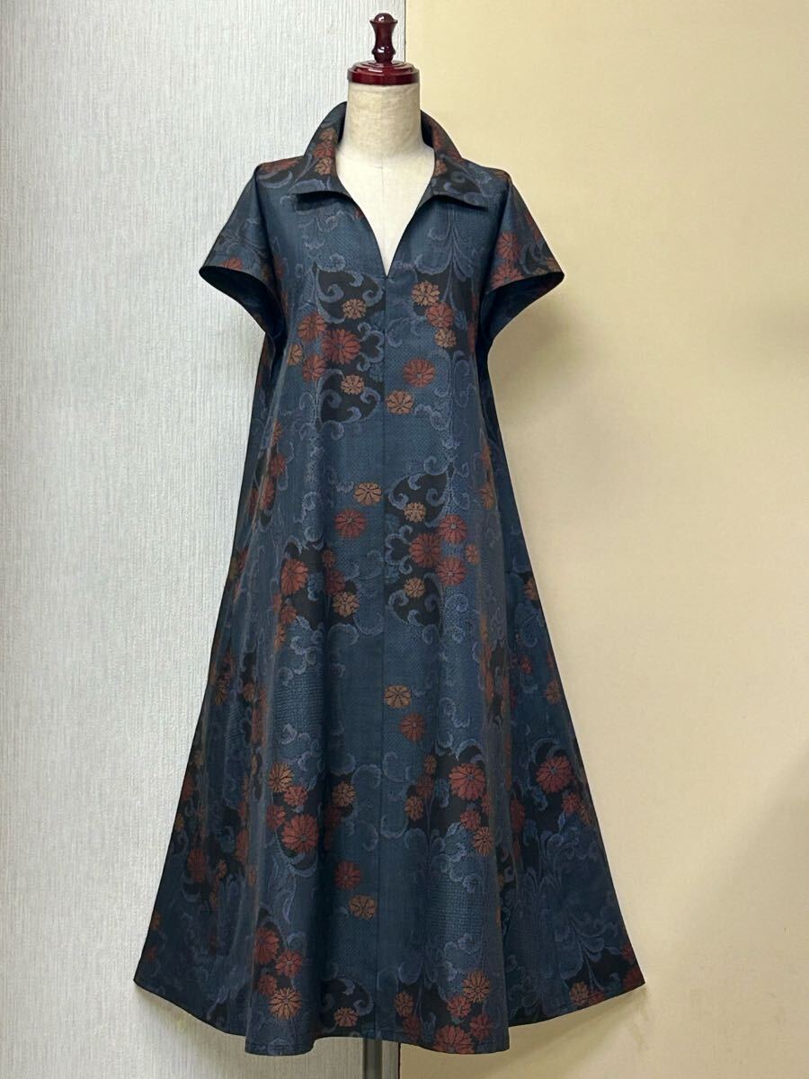 著物リメイク★ 正絹★ 紬（躾付未使用）★ 黒★ 草花★ フレンチスリーブ★シャツカラー、ロングフレアーワンピース