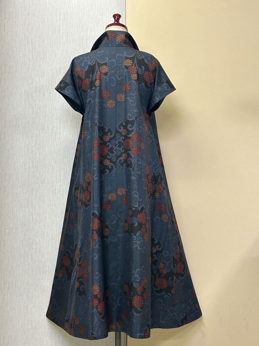 著物リメイク★ 正絹★ 紬（躾付未使用）★ 黒★ 草花★ フレンチスリーブ★シャツカラー、ロングフレアーワンピース