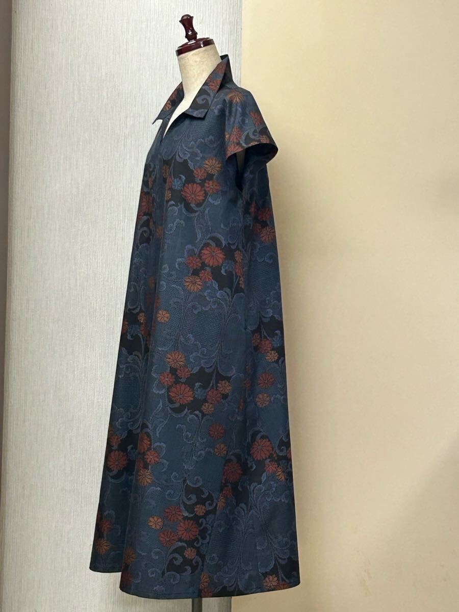 著物リメイク★ 正絹★ 紬（躾付未使用）★ 黒★ 草花★ フレンチスリーブ★シャツカラー、ロングフレアーワンピース