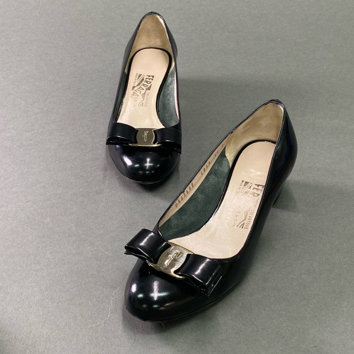 2e12 《美品》 Salvatore Ferragamo サルヴァトーレ フェラガモ VARA ヴァラリボン レザーパンプス 5 1/2 Leather シューズ イタリア制