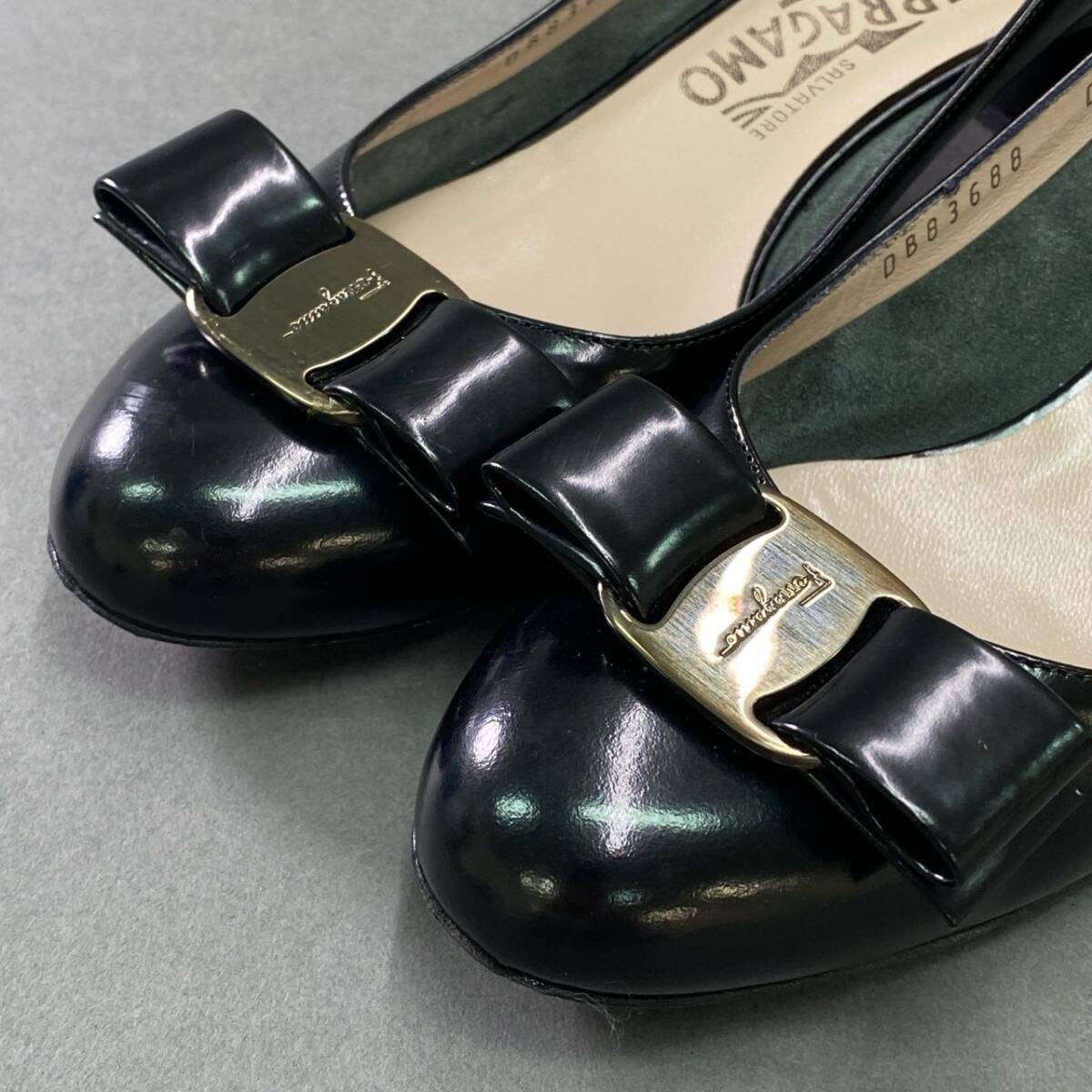 2e12 《美品》 Salvatore Ferragamo サルヴァトーレ フェラガモ VARA ヴァラリボン レザーパンプス 5 1/2 Leather シューズ イタリア制