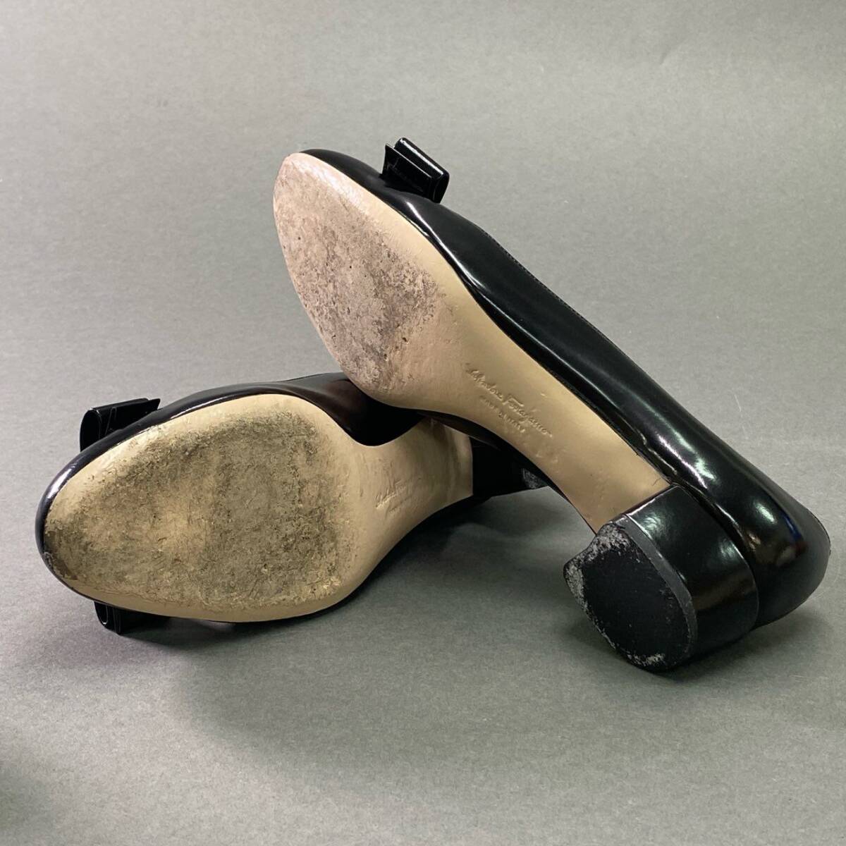2e12 《美品》 Salvatore Ferragamo サルヴァトーレ フェラガモ VARA ヴァラリボン レザーパンプス 5 1/2 Leather シューズ イタリア制