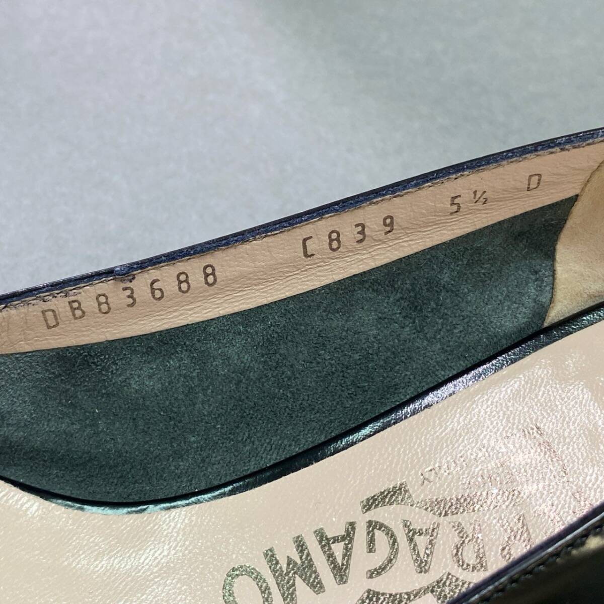 2e12 《美品》 Salvatore Ferragamo サルヴァトーレ フェラガモ VARA ヴァラリボン レザーパンプス 5 1/2 Leather シューズ イタリア制