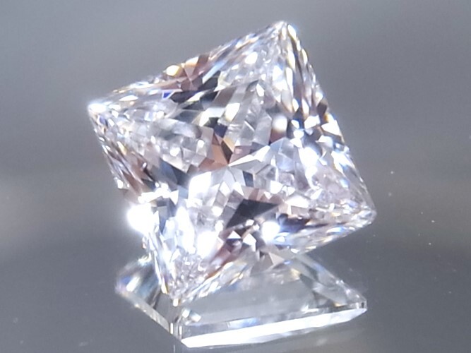 5.01ct 8x8㎜ VVSランク級(jí)で極上のカット品質(zhì)?プリンセスカット キュービックジルコニア　カット面が多く最高品質(zhì)の輝きの特級(jí)品です