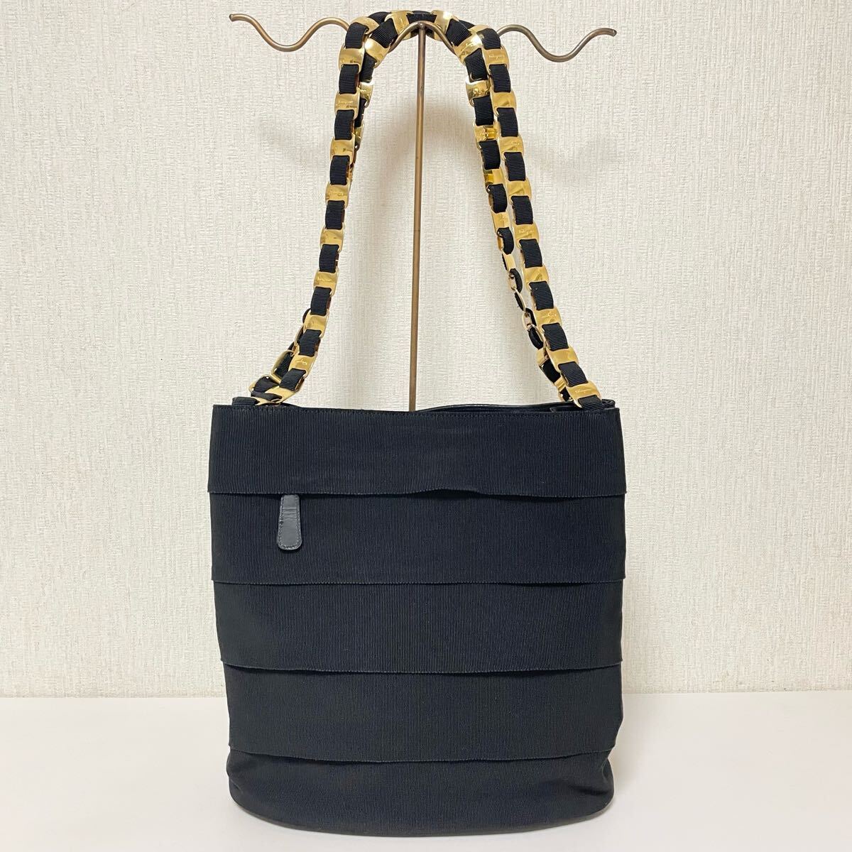 Ferragamo フェラガモ トートバッグ VARA リボン ロゴ 大人気 即決 Salvatore Ferragamo サルヴァトーレ フェラガモ ヴァラ