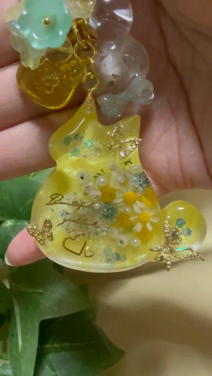 76.レジンアクセサリー 猫とお花のチャーム レモンクォーツ入りの猫の顔