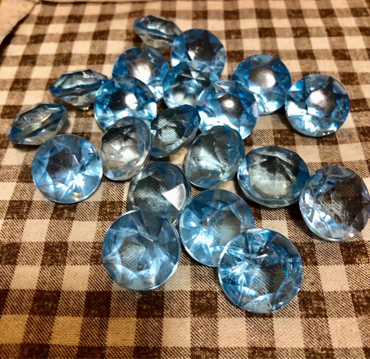 Paypayフリマ ダイヤカット プラスチックパーツ 個セット 飾り オブジェ 宝石玩具 水色