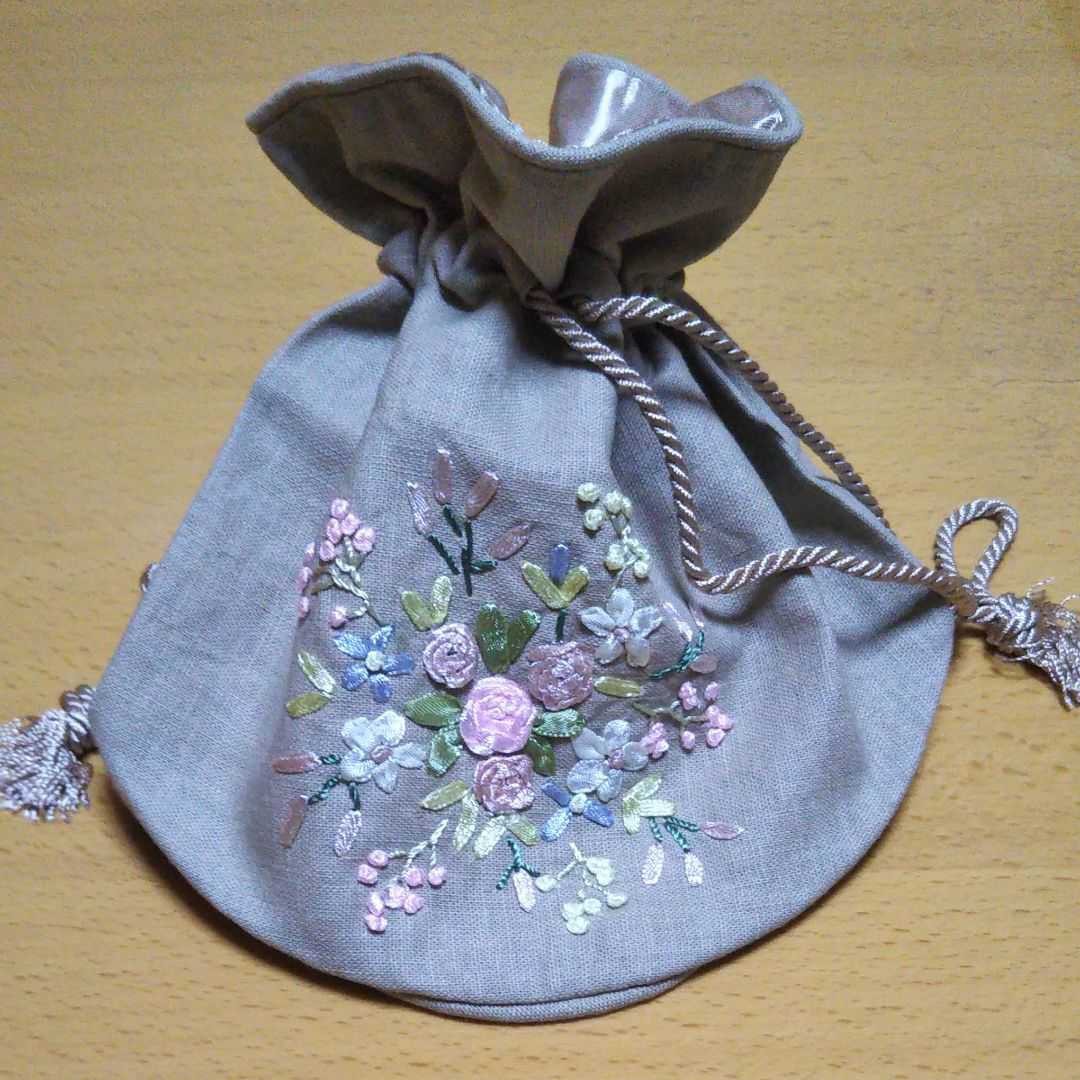 ポーチ　オトナ可愛い花柄刺繍のベージュ系、巾着袋形ポーチ　新品未使用