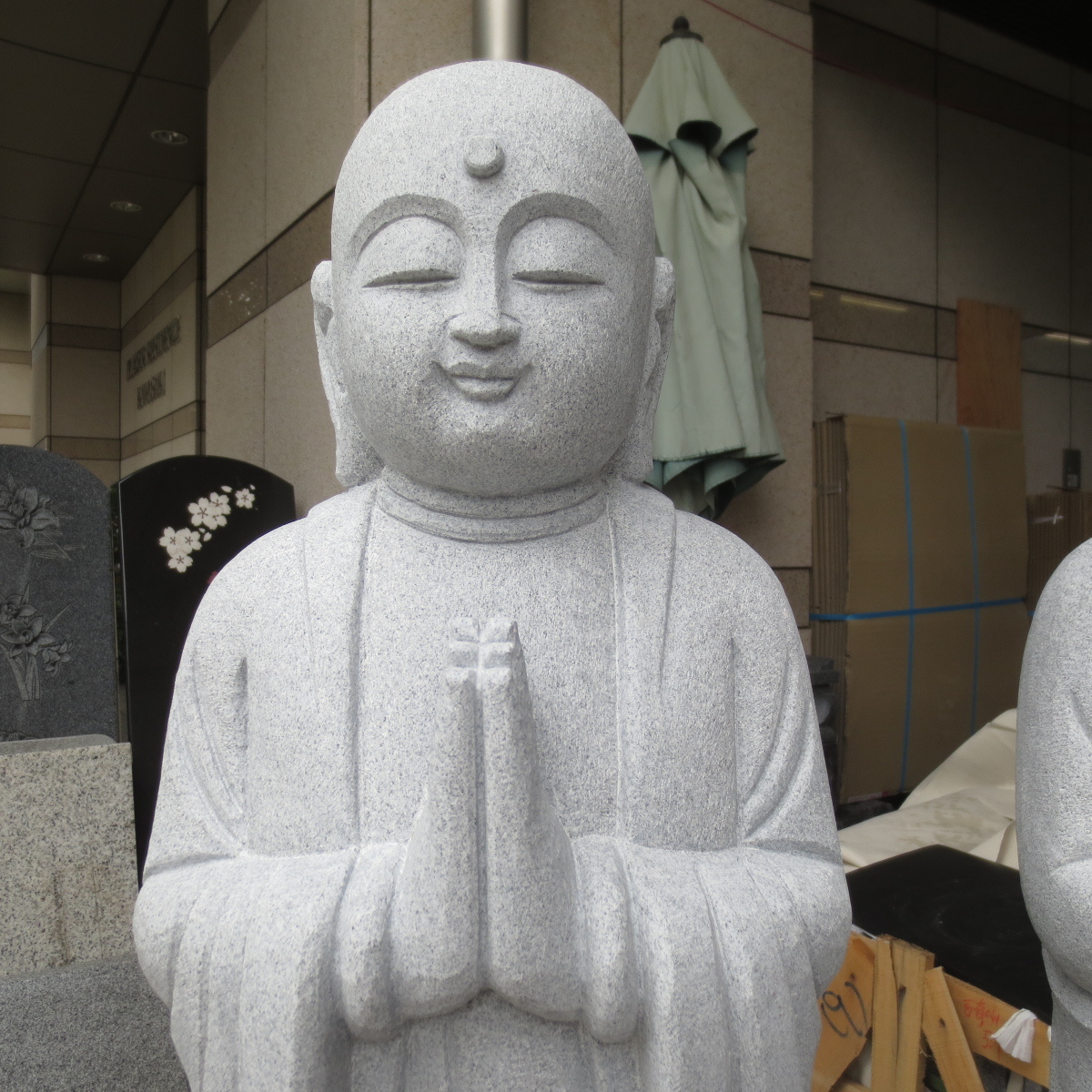 地蔵菩薩 ３尺 御影石 石仏 地蔵 総高105cm 癒しのお地蔵さん 仏像 おじぞうさん 石の置物 みかげ石 高級仕上げ _画像10