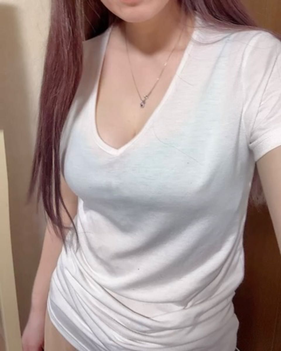 Vネック白Tシャツ