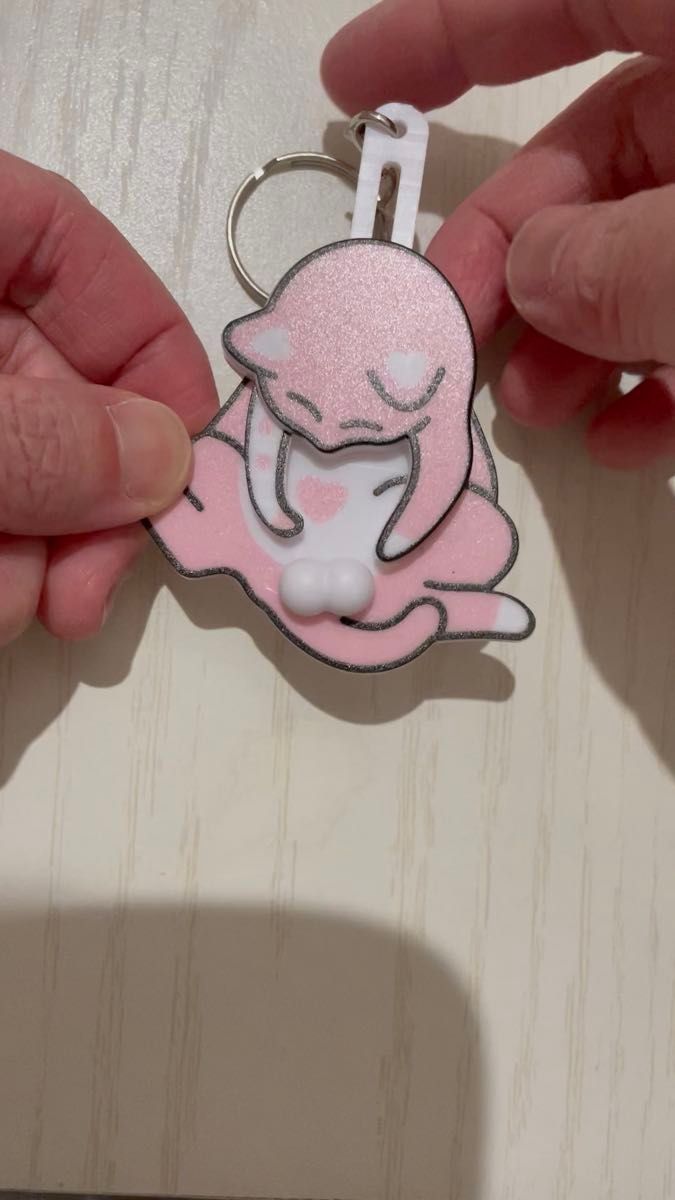 【初心者向け】 猫 タマ 回る キーホルダー スピニングボール ピンク