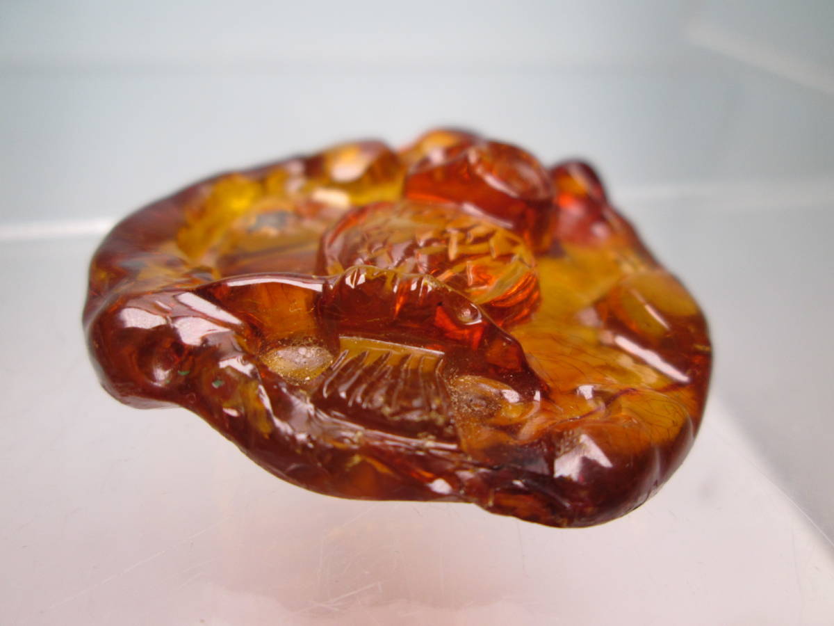 [. month ] natural amber . sculpture loose 3,7cmx3,9cmx1,15cm 8g pendant . please 