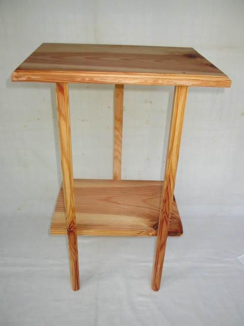 サイド・フラワースタンド　サイドテーブル　3本足　天然木マツ（松） ハンドメイド・木工品・新品NO2200_写真1の反対側。
