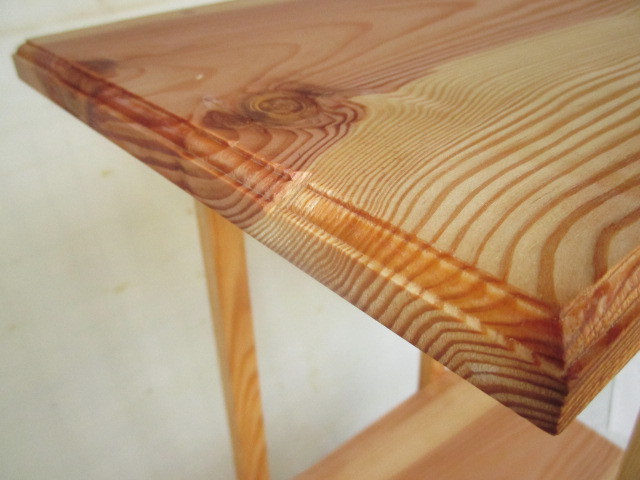 サイド・フラワースタンド　サイドテーブル　3本足　天然木マツ（松） ハンドメイド・木工品・新品NO2200_天板左側、面取り・杢目拡大写真。