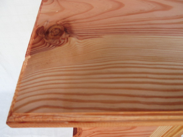 サイド・フラワースタンド　サイドテーブル　3本足　天然木マツ（松） ハンドメイド・木工品・新品NO2200_天板左側、杢目拡大写真。