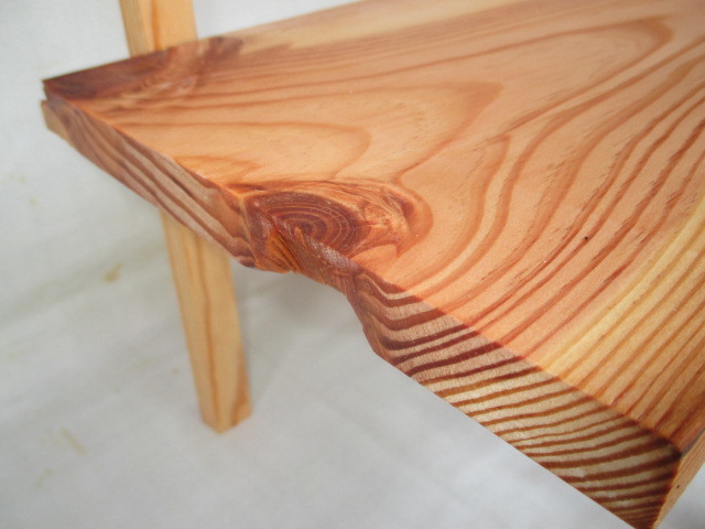 サイド・フラワースタンド　サイドテーブル　3本足　天然木マツ（松） ハンドメイド・木工品・新品NO2200_中板左側、木口・杢目拡大写真。