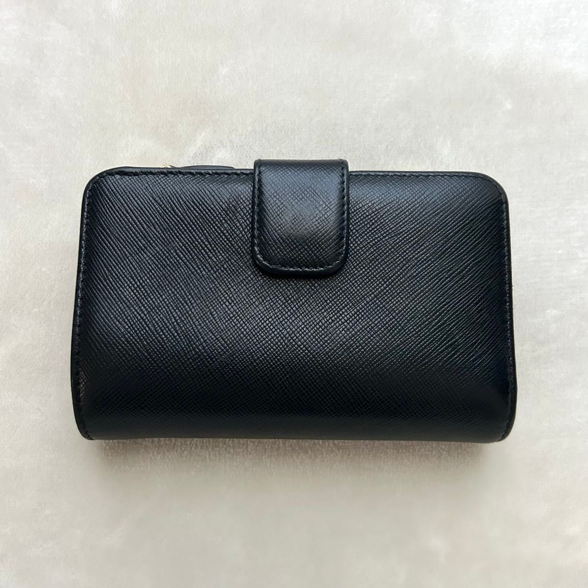 PRADA プラダ 二つ折り財布 折り財布 レザー 黒|Yahoo!フリマ PRADA プラダ 二つ折り財布 折り財布 レザー 黒|Yahoo!フリマ