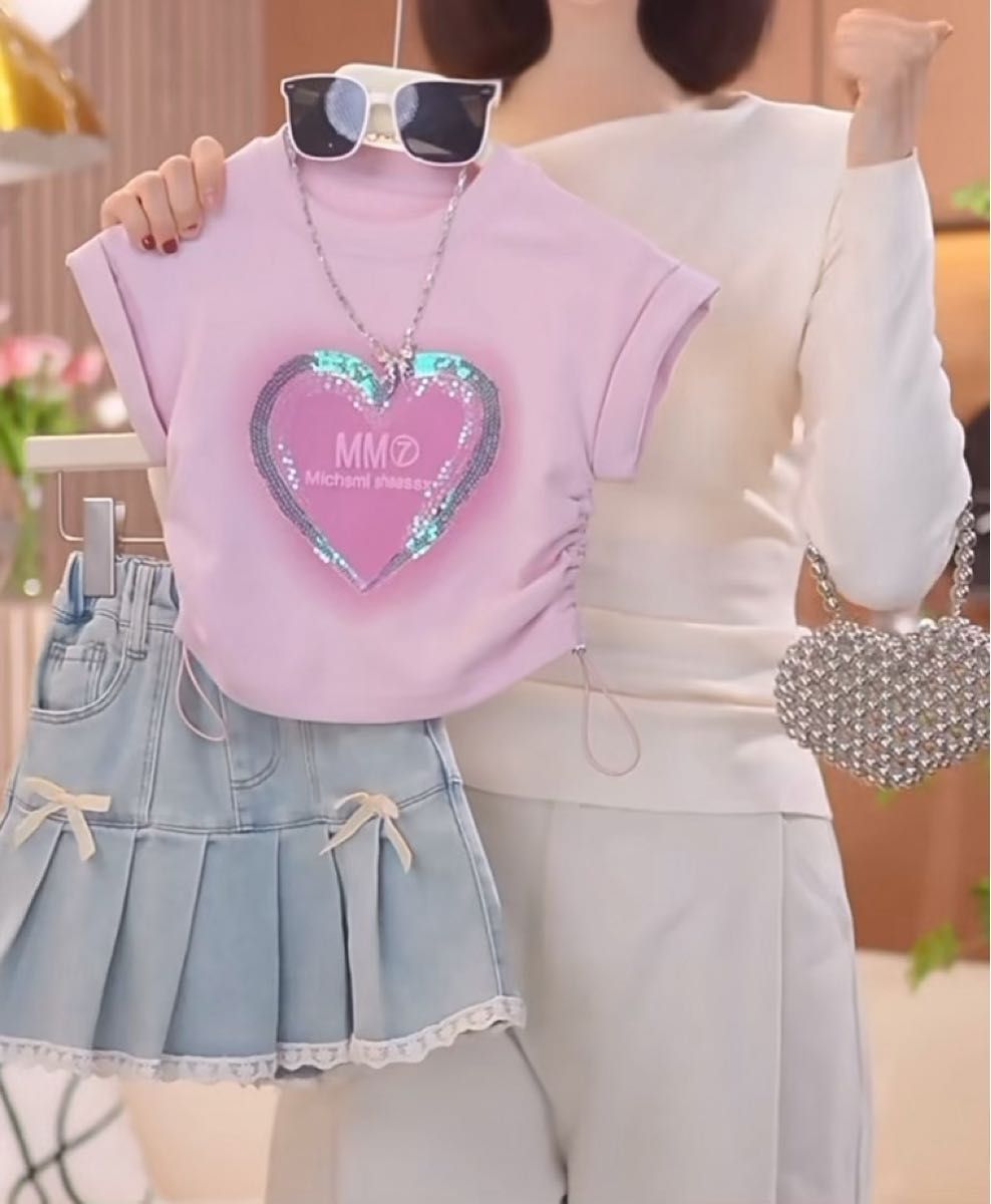 ハート型の装飾が特徴のピンクTシャツとフリル付きデニムスカートのセットsize120