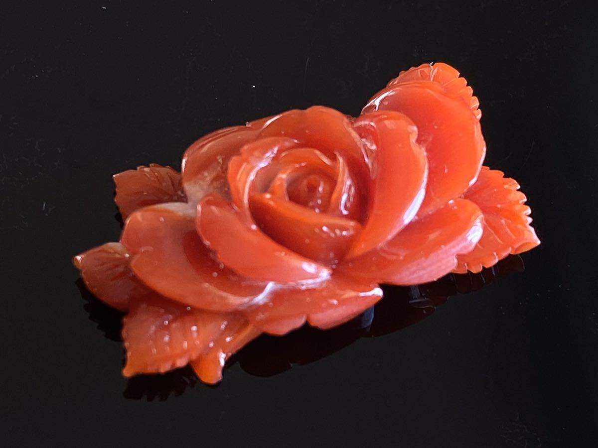 美品　赤珊瑚　ルース彫刻２６×１３．６　和装小物　アクセサリー用素材　２．９ｇ _画像1