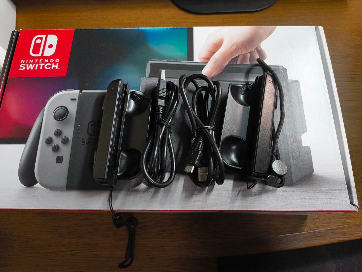 半額SALE★ Nintendo Switch グレー 本体 付属品完備+おまけグリップつき Nintendo Switch