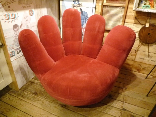 独特な 【送料無料】 80’ｓ　ビンテージ　家具　ハンドチェア　手の形　椅子　イス　回転式　赤　ベルベット素材　インテリア　ディスプレイ　レア その他のフレーム