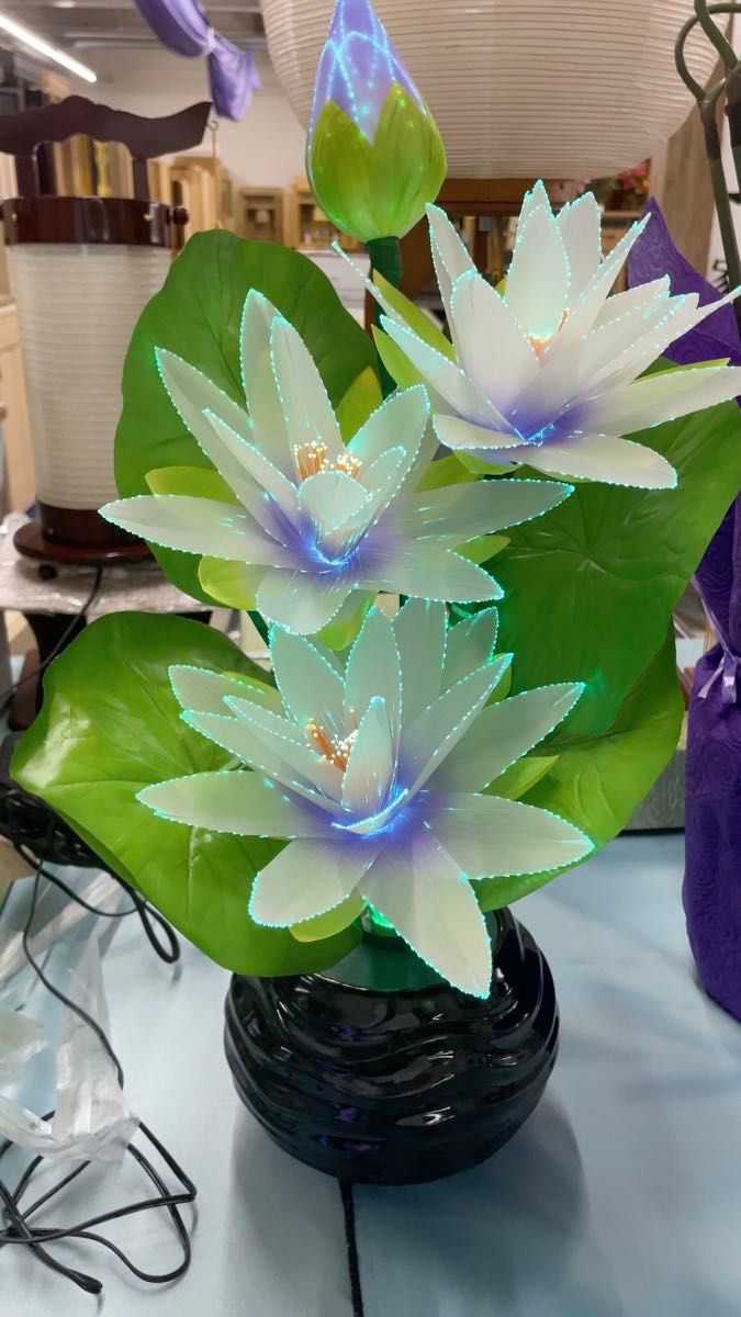 新品在庫あり954715ルミナス紫睡蓮 初盆 仏壇 ライト 仏花 造花 お供え 箱あり熨斗包装可 LED 盆提灯フラワーアレンジ