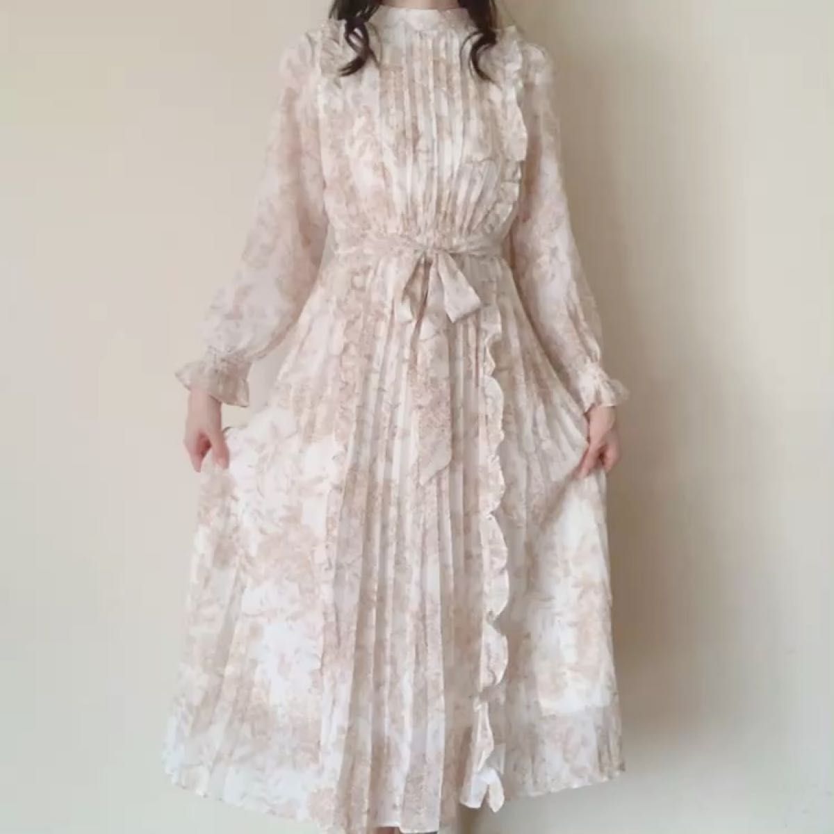 トッコクローゼット りぼん付きサイドフリル装飾クラシカルアートプリントプリーツワンピース 美品