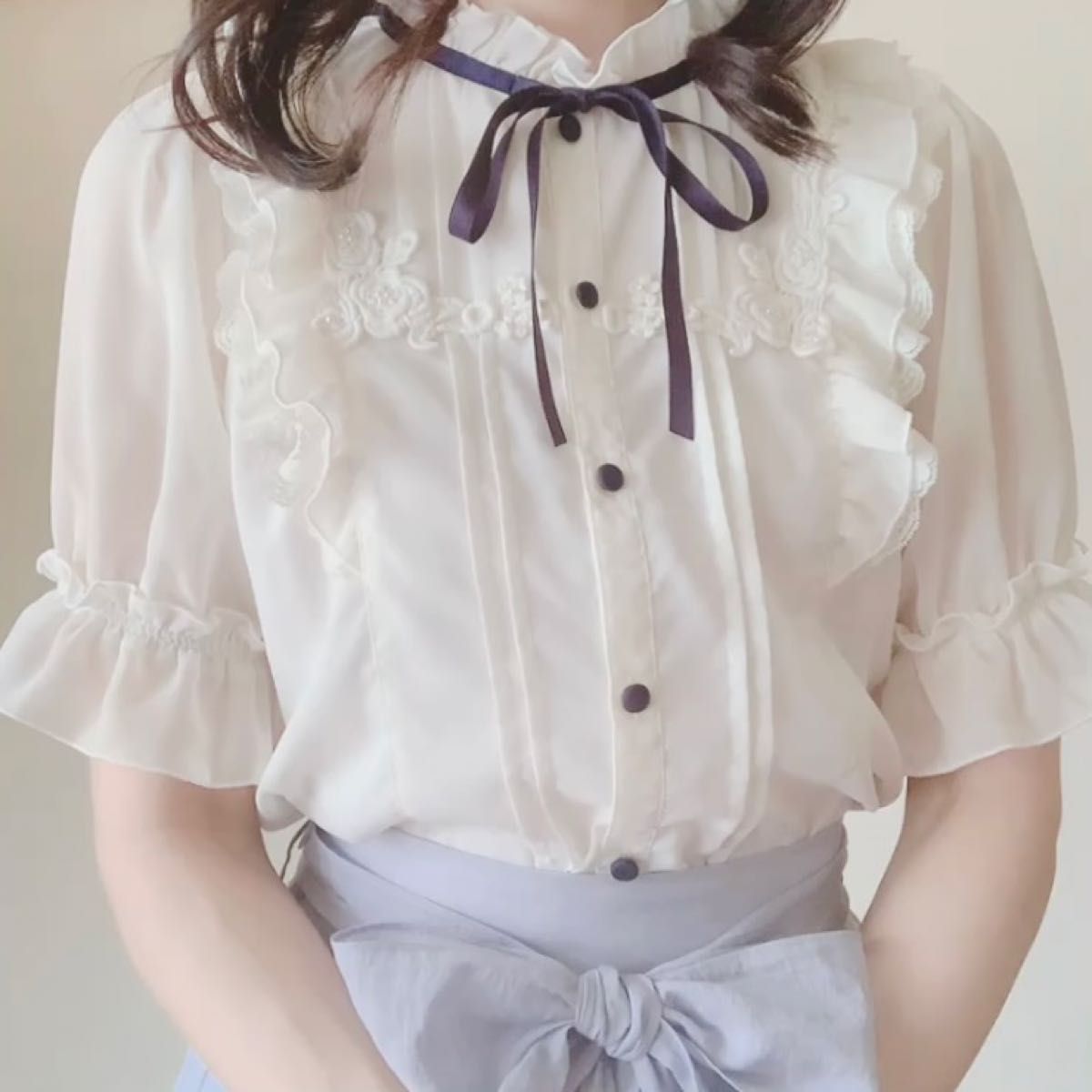 アクシーズファム 薔薇モチーフ フリルブラウス