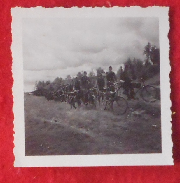 ●古写真 ナチス版の銀輪部隊？　陸軍の自転車隊？　塹壕の前での記念写真　■卍稀少! ナチスドイツ史料館 200519_画像3