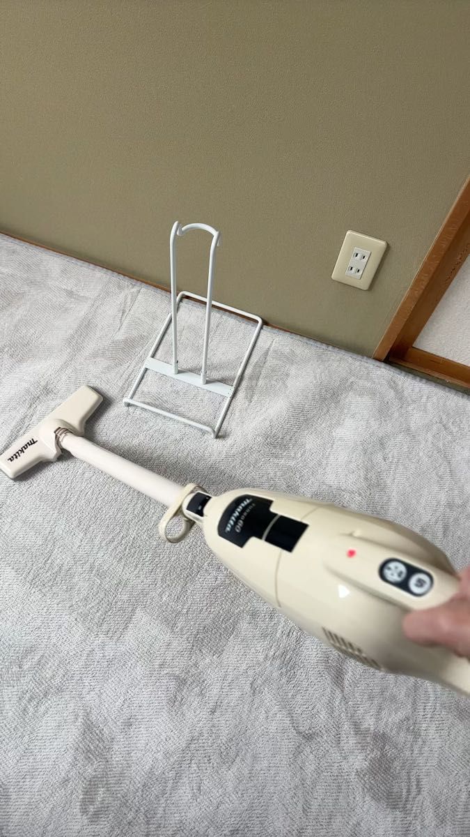 【ジャンク】マキタスティックコードレスクリーナー ターボ60 訳あり掃除機 充電器・スタンド付き/紙パック別途必要 使用可能