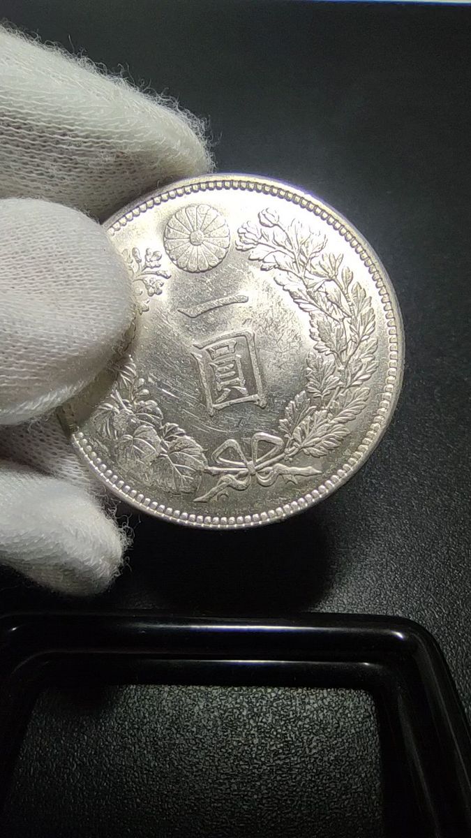 1 一圓銀貨 明治37年 古銭 日本 新1円銀貨 準未使用〜未使用−