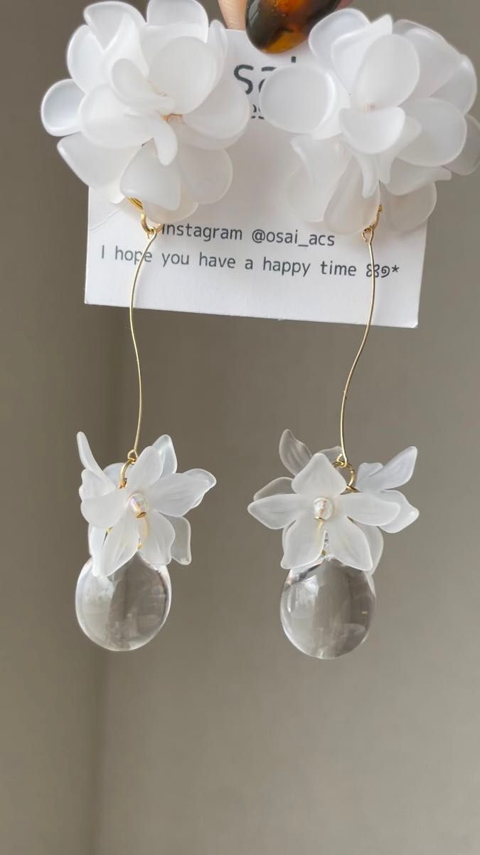 ホワイト フラワー ピアス イヤリング 白 揺れる 大ぶり 花びら クリア しずく ゴールド 金 シンプル 上品 2way 大きい