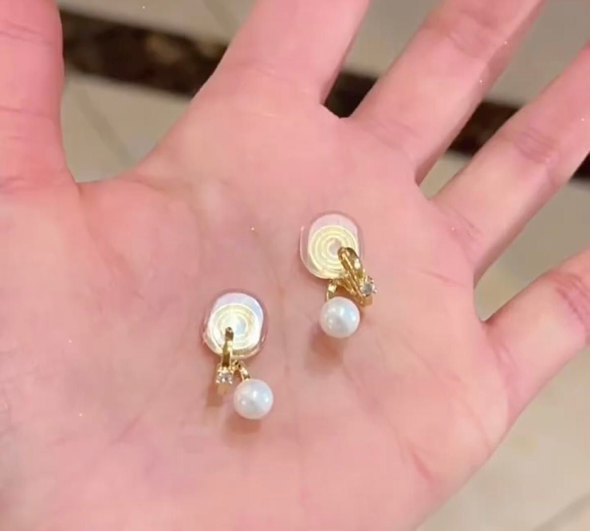 イヤリング パール 小粒 挟むだけ シリコンパット付き 痛くない 上品 ゴールド キラキラ 可愛い 普段用 仕事用 おでかけ